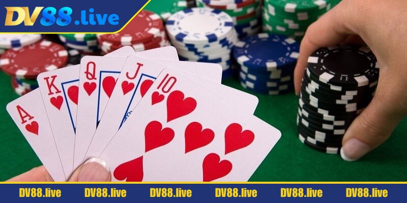 Người thắng là người trụ lại cuối cùng hoặc bài mạnh nhất